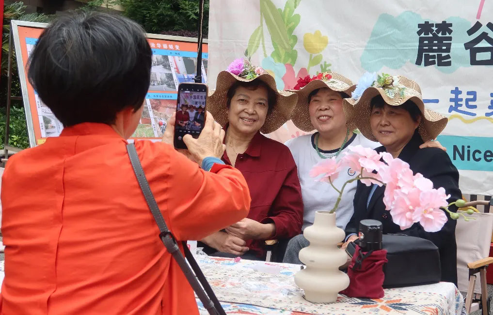 母亲节回顾 | 指尖开出“永生花”，帽子上长出春天，豪布斯卡物业“花”样百出寄温情